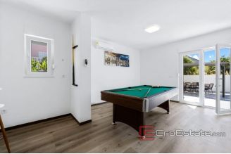 015 2016 465 House with pool and sea view near Sibenik for sale