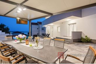 015 2016 465 House with pool and sea view near Sibenik for sale