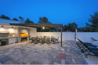 015 2016 465 House with pool and sea view near Sibenik for sale