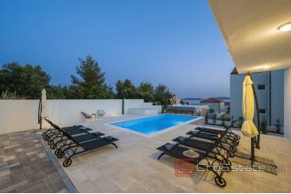 015 2016 465 House with pool and sea view near Sibenik for sale