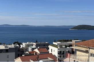 001 2035 369 Split Meje Three bedroom apartment sea view for rent