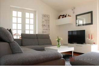 014 2035 369 Split Meje Three bedroom apartment with a sea view for rent