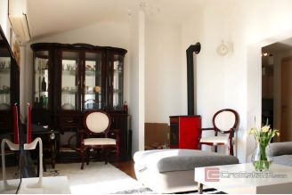 014 2035 369 Split Meje Three bedroom apartment with a sea view for rent