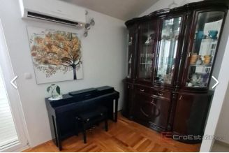 014 2035 369 Split Meje Three bedroom apartment with a sea view for rent