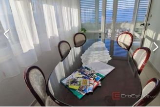 014 2035 369 Split Meje Three bedroom apartment with a sea view for rent