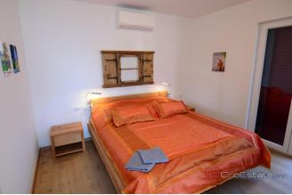 019 2035 371 Trogir Modern two bedroom apartment with a sea view for sale