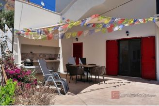 018 2035 370 Trogir modern two bedroom apartment with pool and sea view for sale