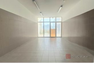005 2047 127 Split Split 3 Commercial space on the ground floor for sale