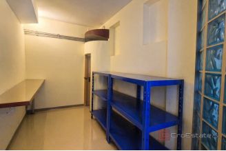 005 2047 127 Split Split 3 Commercial space on the ground floor for sale