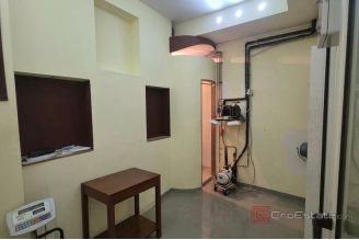 005 2047 127 Split Split 3 Commercial space on the ground floor for sale