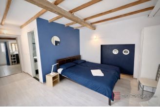 010 2060 12 Split center Stone house for sale