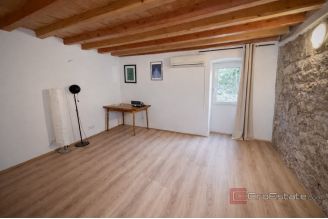 010 2060 12 Split center Stone house for sale