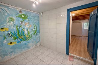 010 2060 12 Split center Stone house for sale