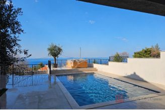010 5506 30 Split area House with pool and a sea view for sale
