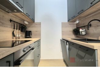 008 2047 128 Omis Two story apartment with parking for sale