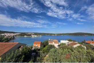 001 2061 09 Solta Spacious house with olicw grove and a sea view for sale