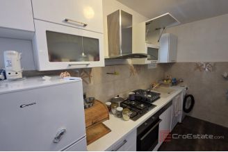 009 2061 09 Solta Spacious house with olicw grove and a sea view for sale