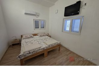 009 2061 09 Solta Spacious house with olicw grove and a sea view for sale