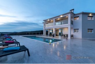 001 2044 86 Rogoznica luxury villa with pool for sale