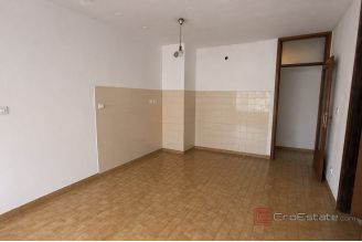 004 2056 11 Split centre apartment for rennovation in a prime location for sale