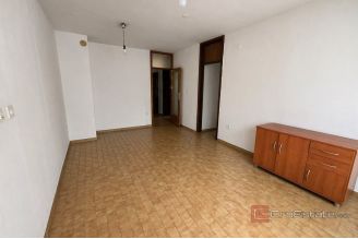 004 2056 11 Split centre apartment for rennovation in a prime location for sale