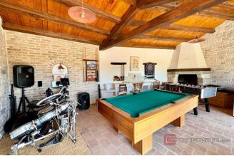 017 1024 49 Rovinj luxury stone villa with pool and big garden for sale