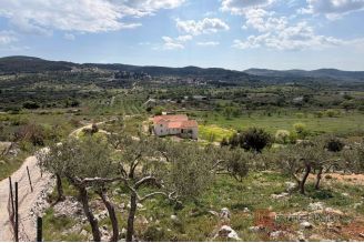 010 5509 30 Brac Stone house with large land sale