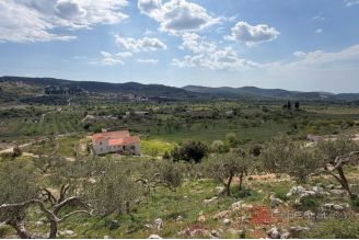 010 5509 30 Brac Stone house with large land sale