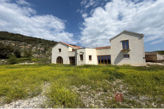 010 5509 30 Brac Stone house with large land sale