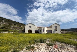 010 5509 30 Brac Stone house with large land sale