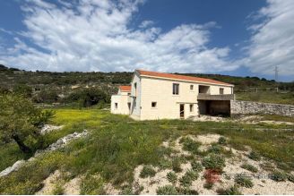 010 5509 30 Brac Stone house with large land sale