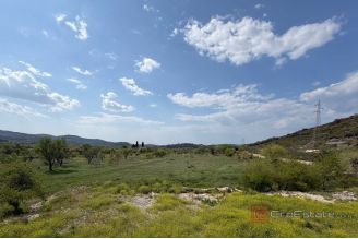 010 5509 30 Brac Stone house with large land sale