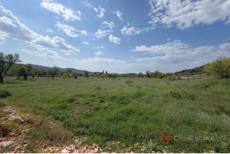 010 5509 30 Brac Stone house with large land sale