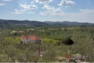 010 5509 30 Brac Stone house with large land sale