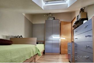 015 2048 63 Makarska Duplex apartment in a great location for sale