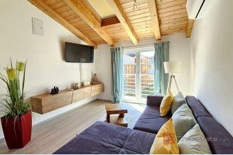 001 1014 50 Porec Two bedroom apartment near the sea for sale