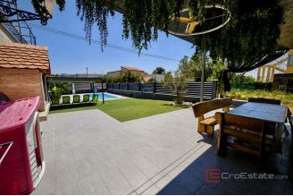 020 2060 14 Split Mejasi Modern house with pool for sale