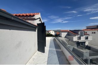 020 2035 376 Ciovo modern house with sea view for sale