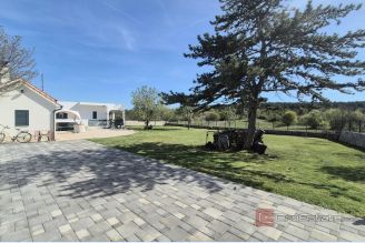 001 2047 129 Sinj House with spacious land for sale