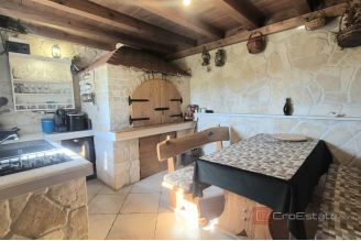 013 2047 129 Sinj House with spacious land for sale