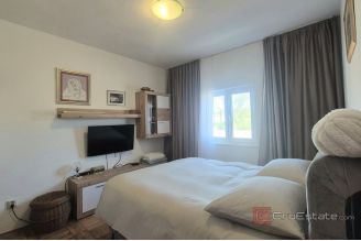 013 2047 129 Sinj House with spacious land for sale