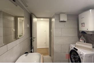 013 2046 189 Split Pujanke functional apartment in a busy location for rent