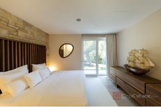 020 1033 01 Zadar designer villa in a prime seafront location for sale