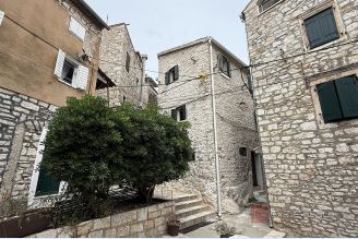 001 2046 190 Sibenik authentic stone house for sale