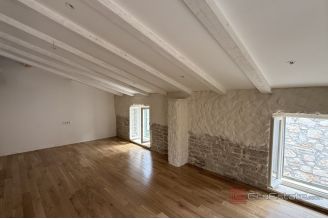 014 2046 190 Sibenik authentic stone house for sale