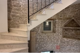014 2046 190 Sibenik authentic stone house for sale