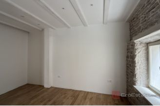 014 2046 190 Sibenik authentic stone house for sale
