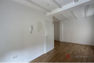 014 2046 190 Sibenik authentic stone house for sale