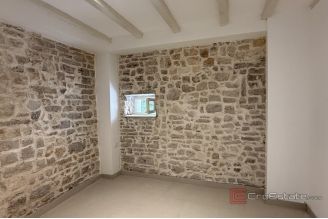 014 2046 190 Sibenik authentic stone house for sale