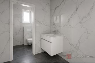 007 2031 258 Ciovo Commercial space in a busy location for rent